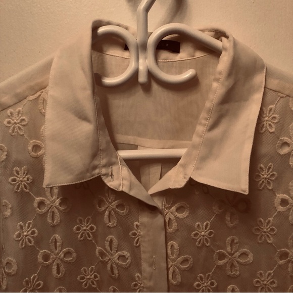 Suzy Shier White Sleeveless Blouse with Dress Shirt Collar enlarge. Gently used - Picture 4 of 8